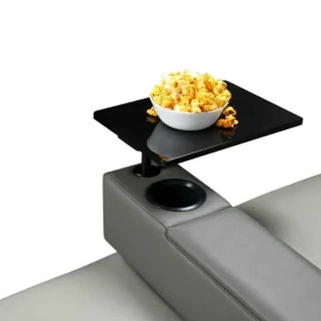 Detalhe de uma mesa de apoio montada no braço da poltrona do catálogo